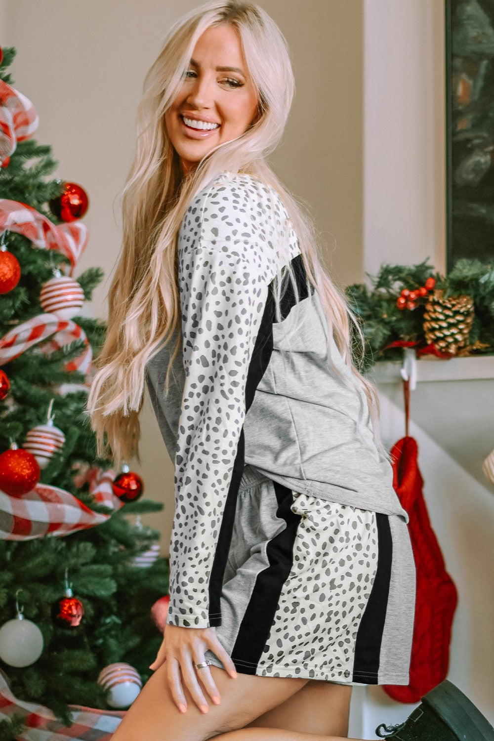 Lounge-Set mit langärmligem Oberteil und Shorts mit Leopardenmuster