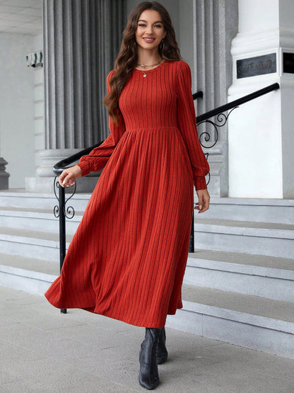 Geripptes Kleid mit Rundhalsausschnitt und langen Ärmeln