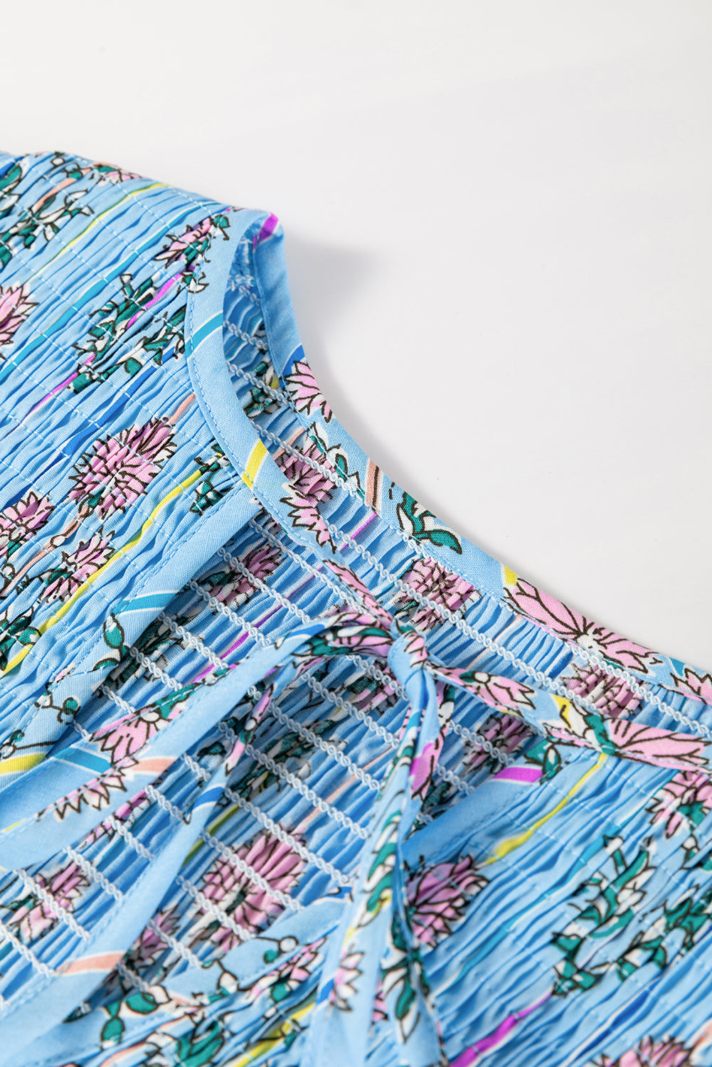 Bluse mit gesmoktem Blumenmuster und Schleife am Hals