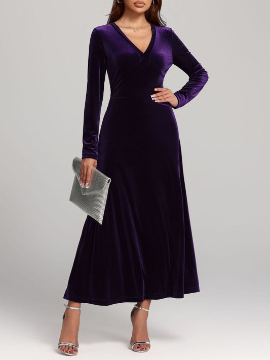 Samtkleid mit V-Ausschnitt und langen Ärmeln