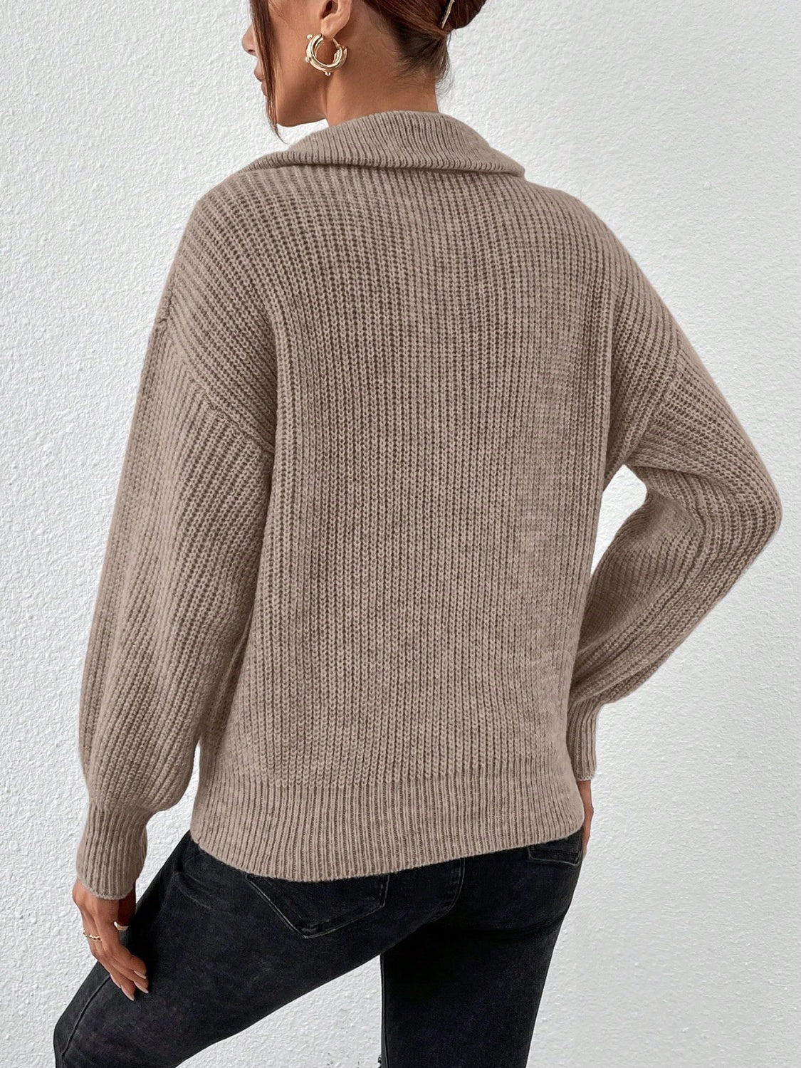 Honigfarbener Pullover mit halblangem Reißverschluss und überschnittenen Schultern
