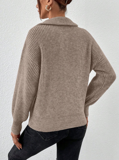 Honigfarbener Pullover mit halblangem Reißverschluss und überschnittenen Schultern