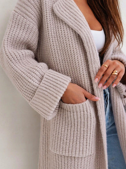 Strickjacke mit Taschen, Kragen und überschnittenen Schultern