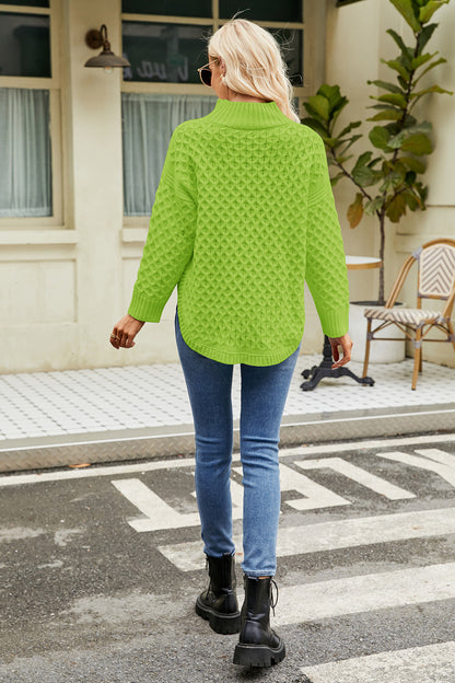 Langärmliger Pullover mit Stehkragen und Schlitz