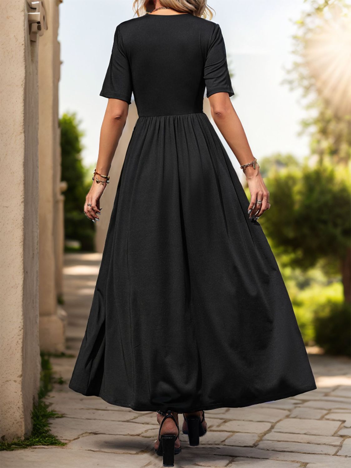 Kleid mit V-Ausschnitt, Schlitz und Spitzendetail und kurzen Ärmeln