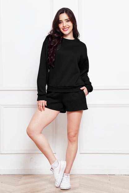 Set aus langärmligem Sweatshirt mit Rundhalsausschnitt und Shorts mit Kordelzug