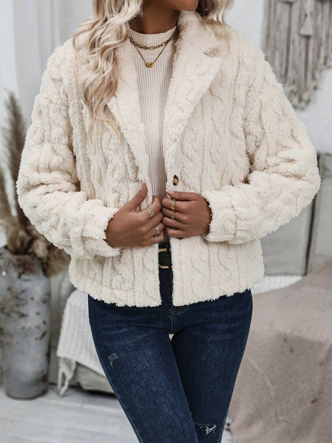 Flauschige Jacke mit Knopfleiste und Kragen