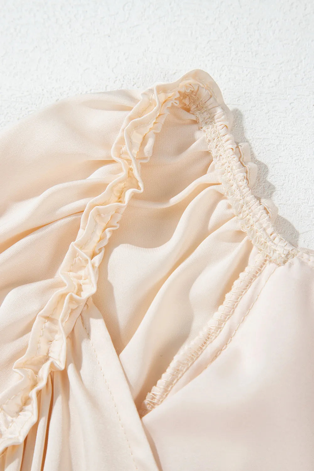 Minikleid mit Rüschen und V-Ausschnitt und langen Ärmeln