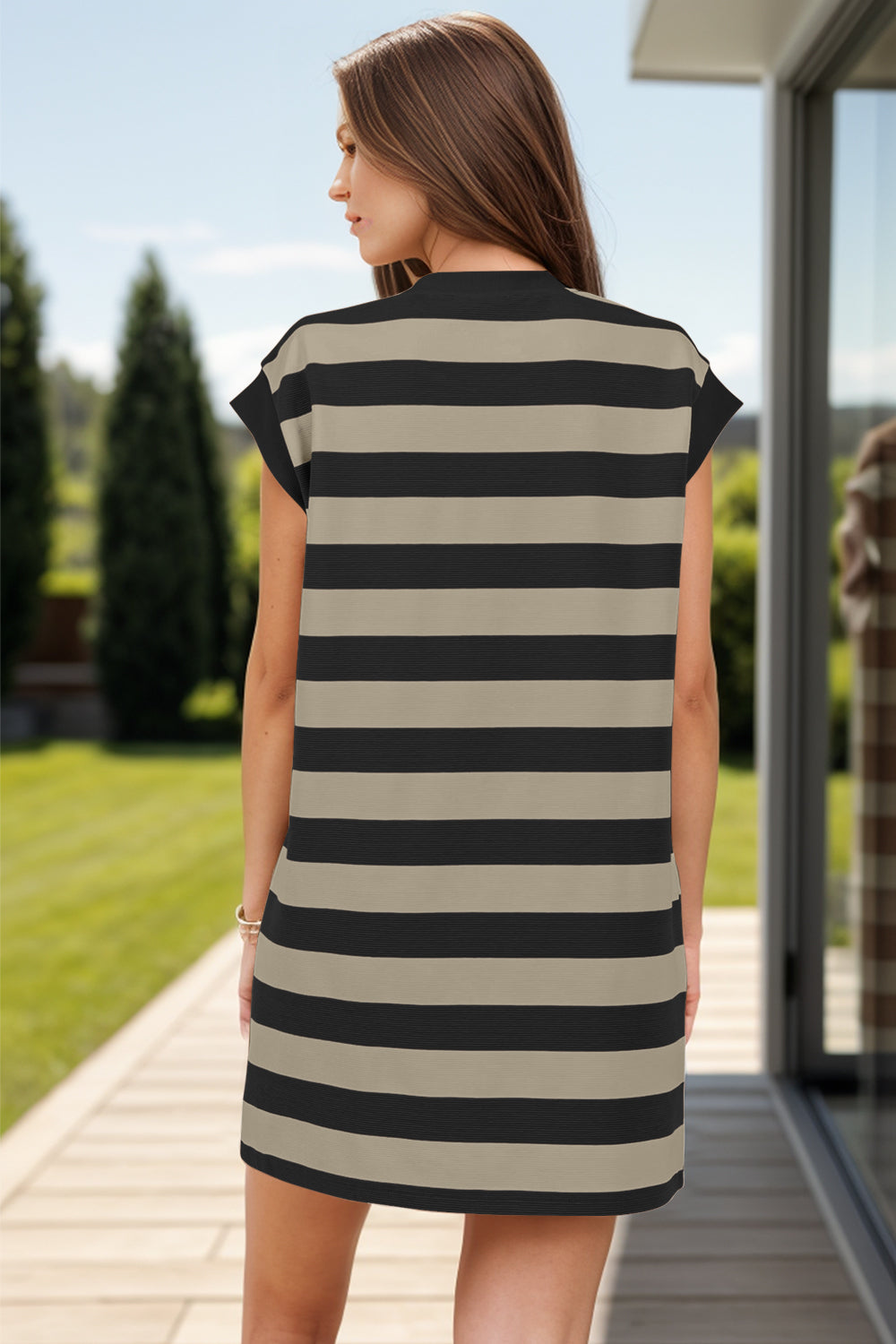 Gestreiftes Minikleid mit Rundhalsausschnitt und Flügelärmeln