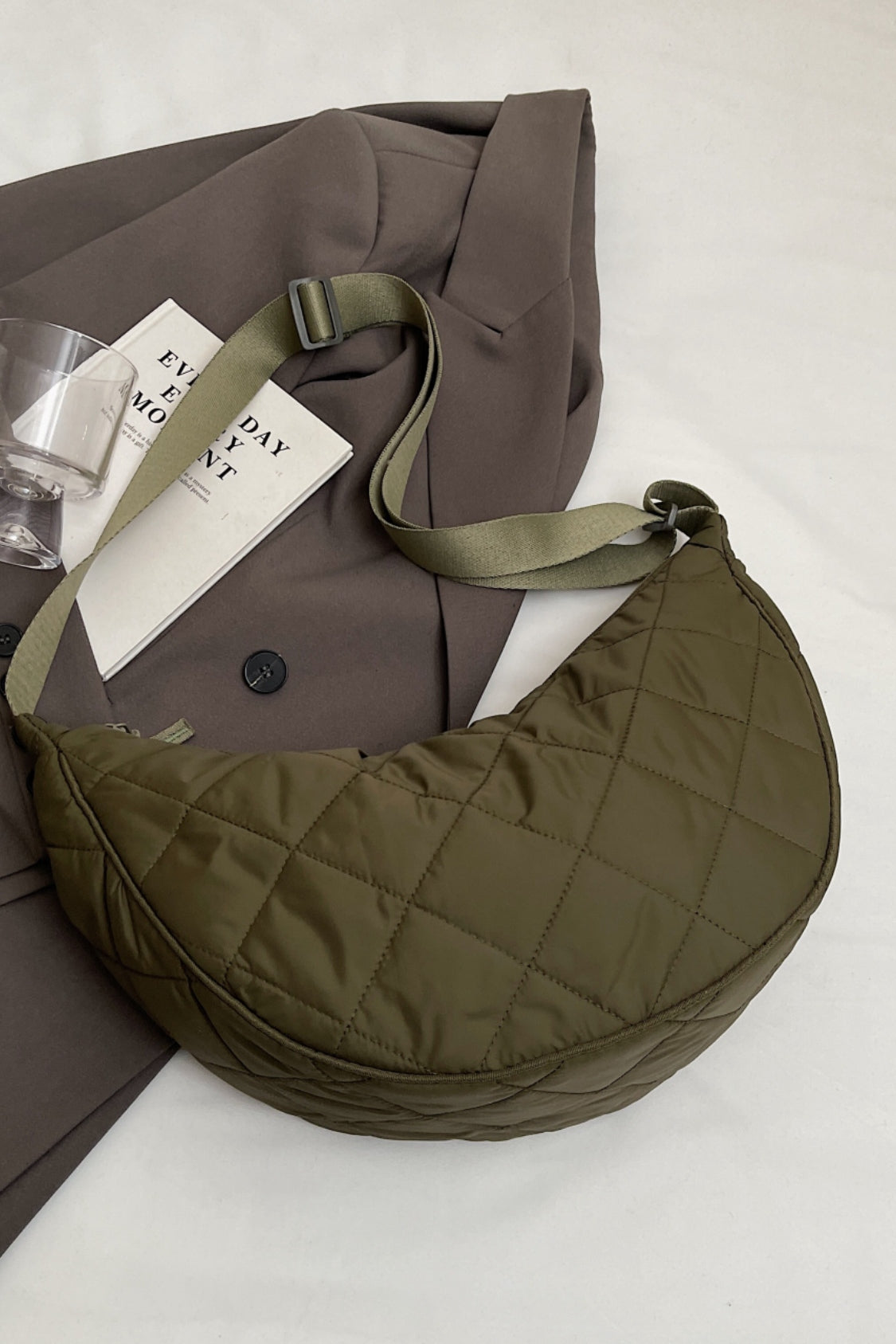 Umhängetasche mit Karomuster, gestepptem und verstellbarem Riemen