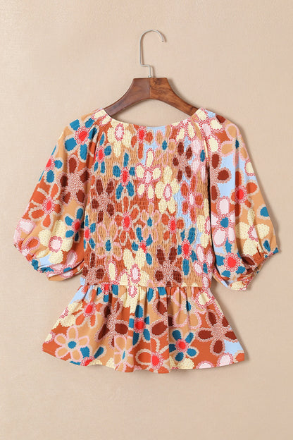 Bluse mit V-Ausschnitt und halblangen Ärmeln und gesmoktem Print