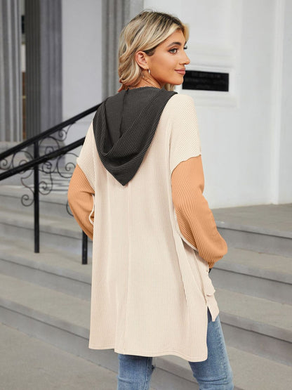 Double Take – Langärmliges Oberteil mit Kapuze und Kontrast