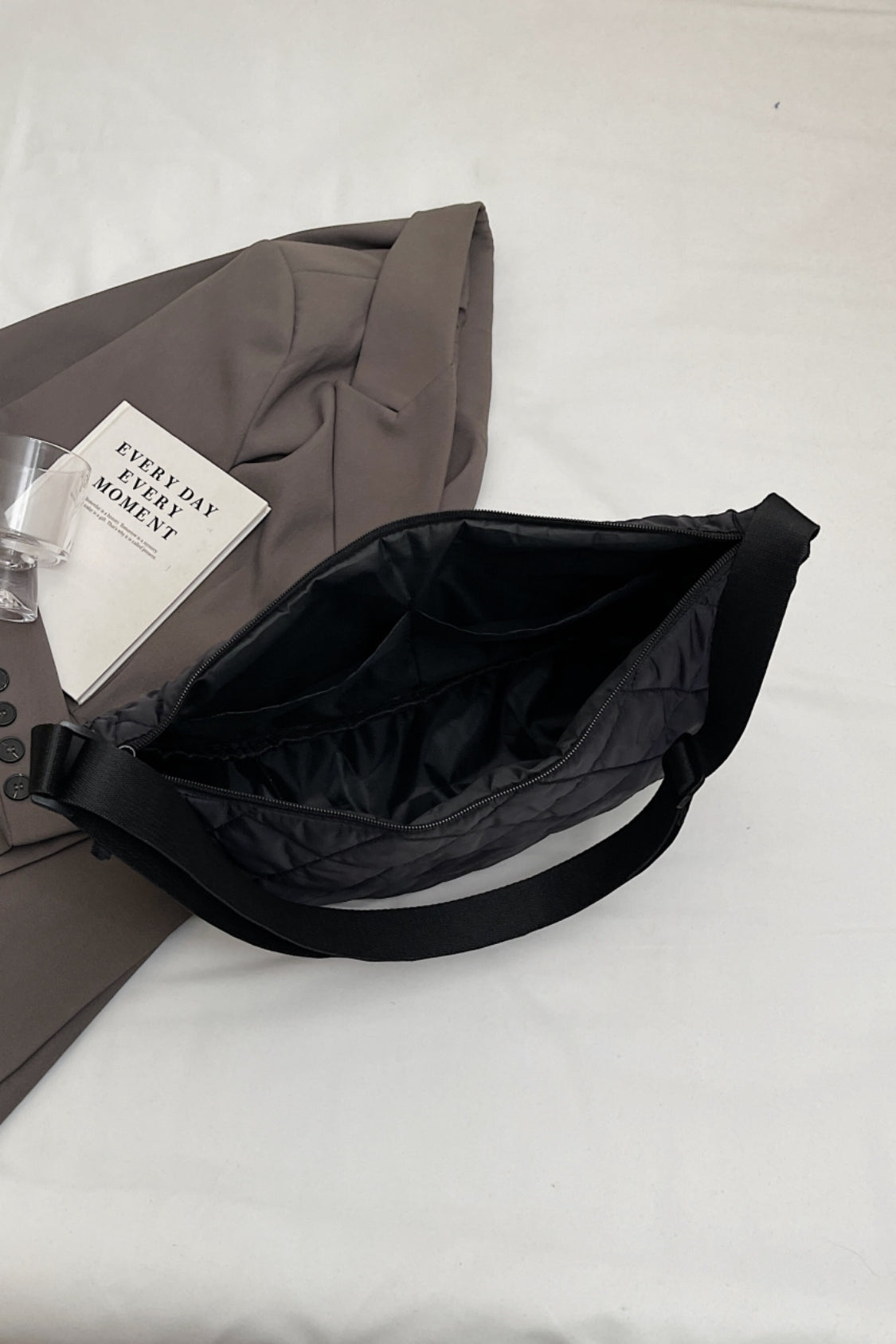 Umhängetasche mit Karomuster, gestepptem und verstellbarem Riemen