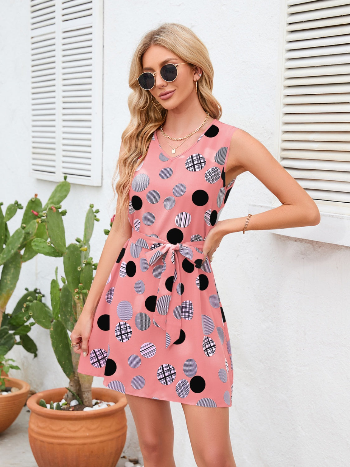 Kleid mit V-Ausschnitt und Polka Dot-Muster