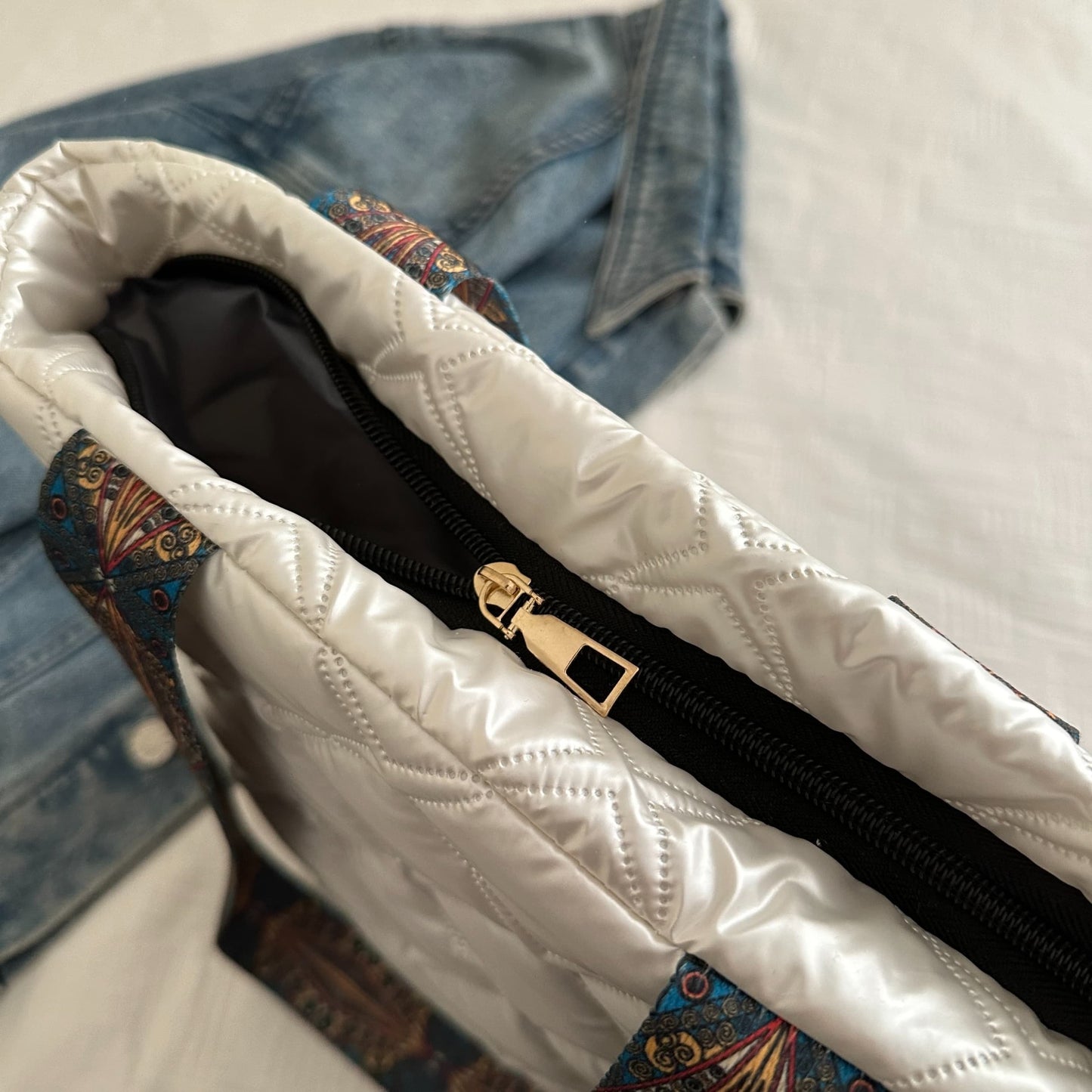 Gesteppte Handtasche aus PU-Leder mit bedrucktem Riemen