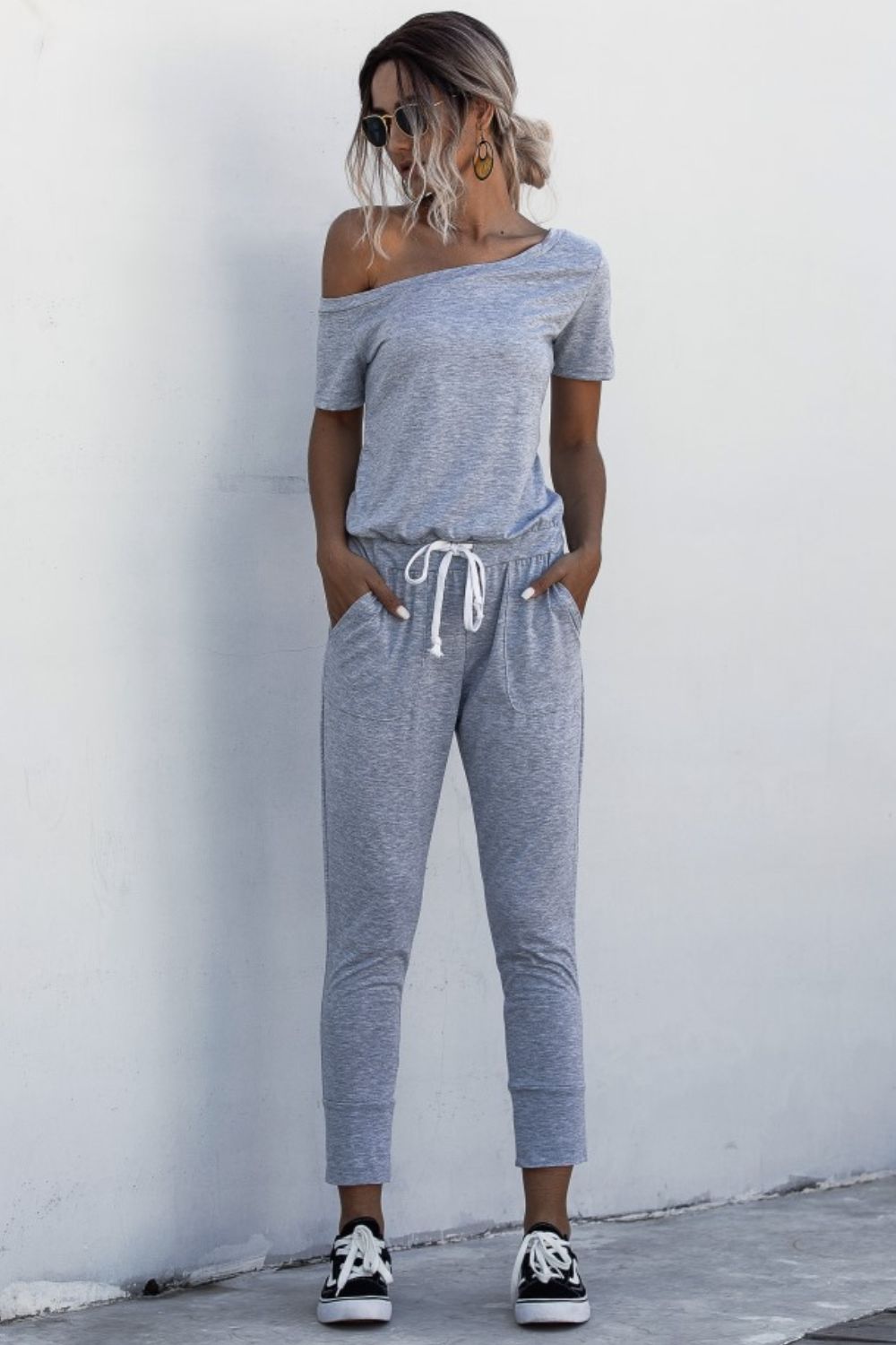 Asymmetrischer Jumpsuit mit Bindeband am Hals und Taschen