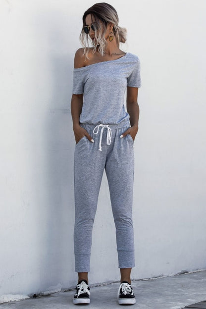 Asymmetrischer Jumpsuit mit Bindeband am Hals und Taschen