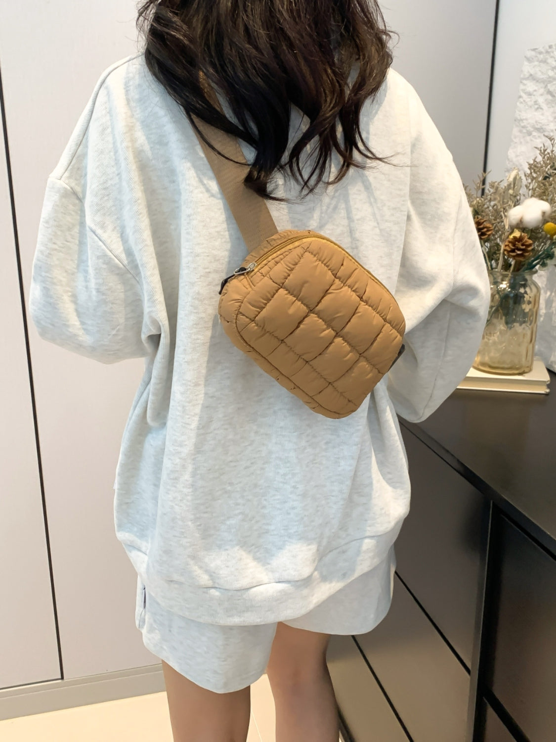 Umhängetasche mit verstellbarem Riemen und Blasenstruktur