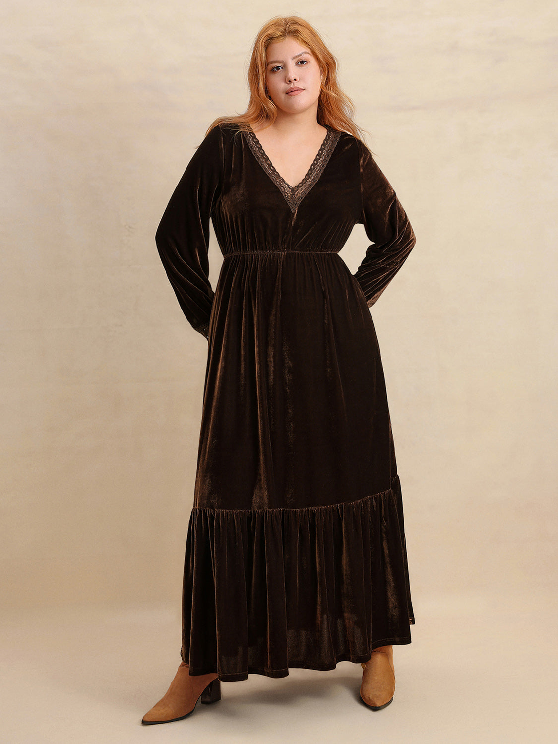 Plus Size Midikleid mit Spitzendetail und V-Ausschnitt und langen Ärmeln