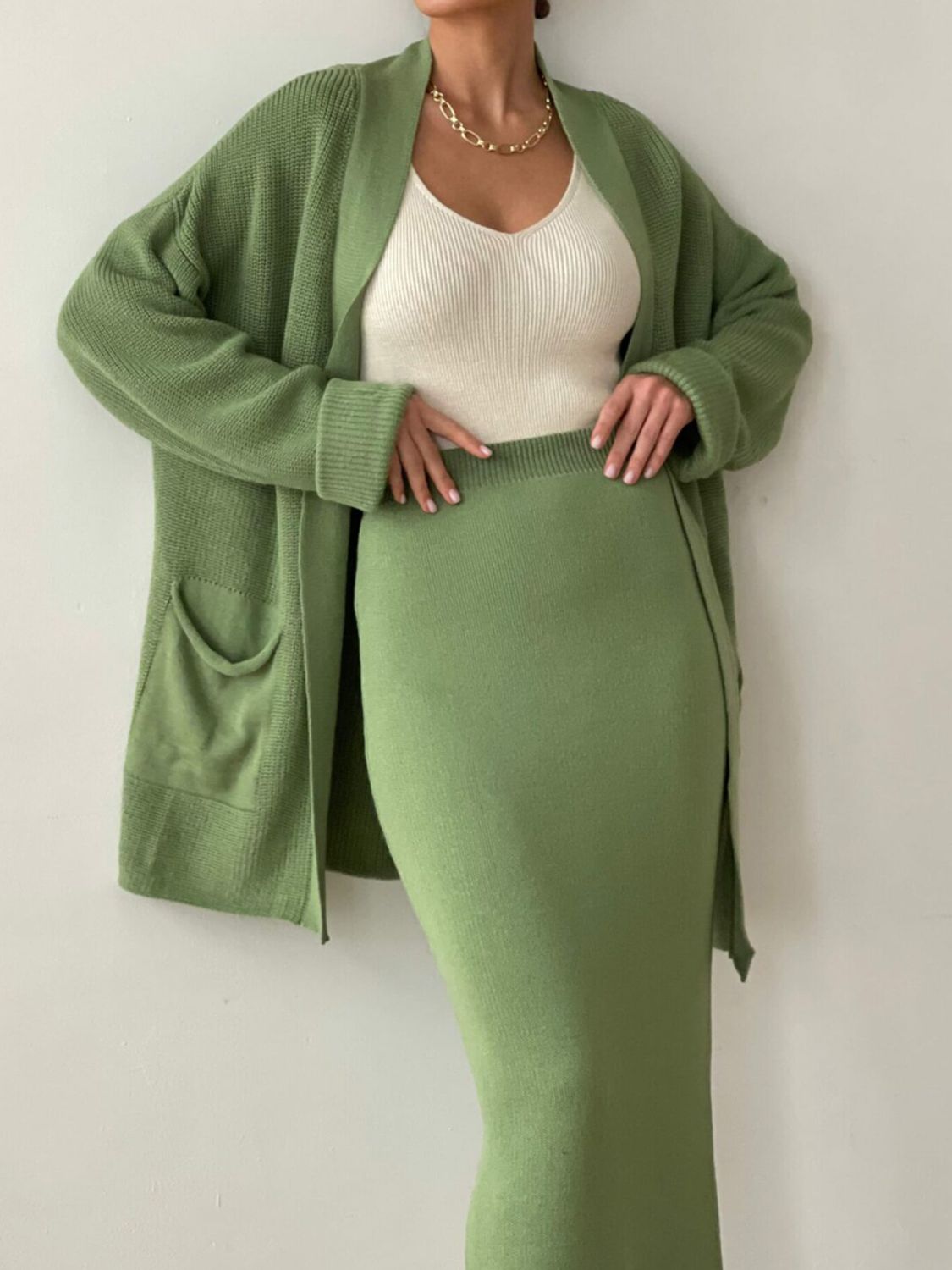 Set aus langärmliger Strickjacke mit Taschen und Rockpullover