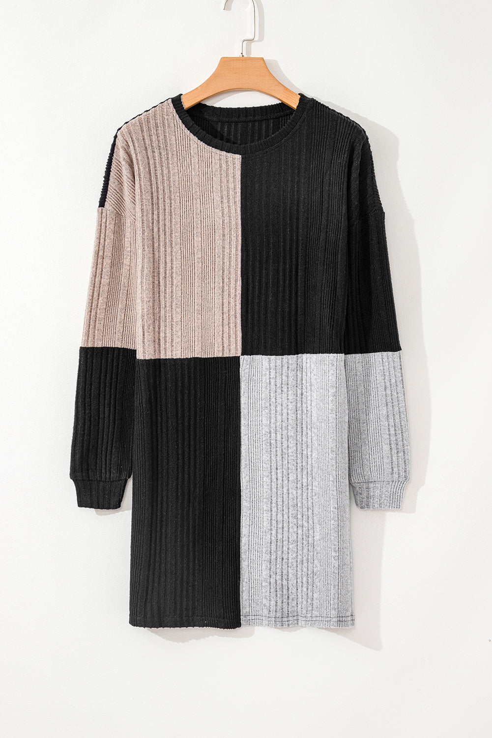 Minikleid mit Farbblockdesign und tief angesetzter Schulterpartie und langen Ärmeln