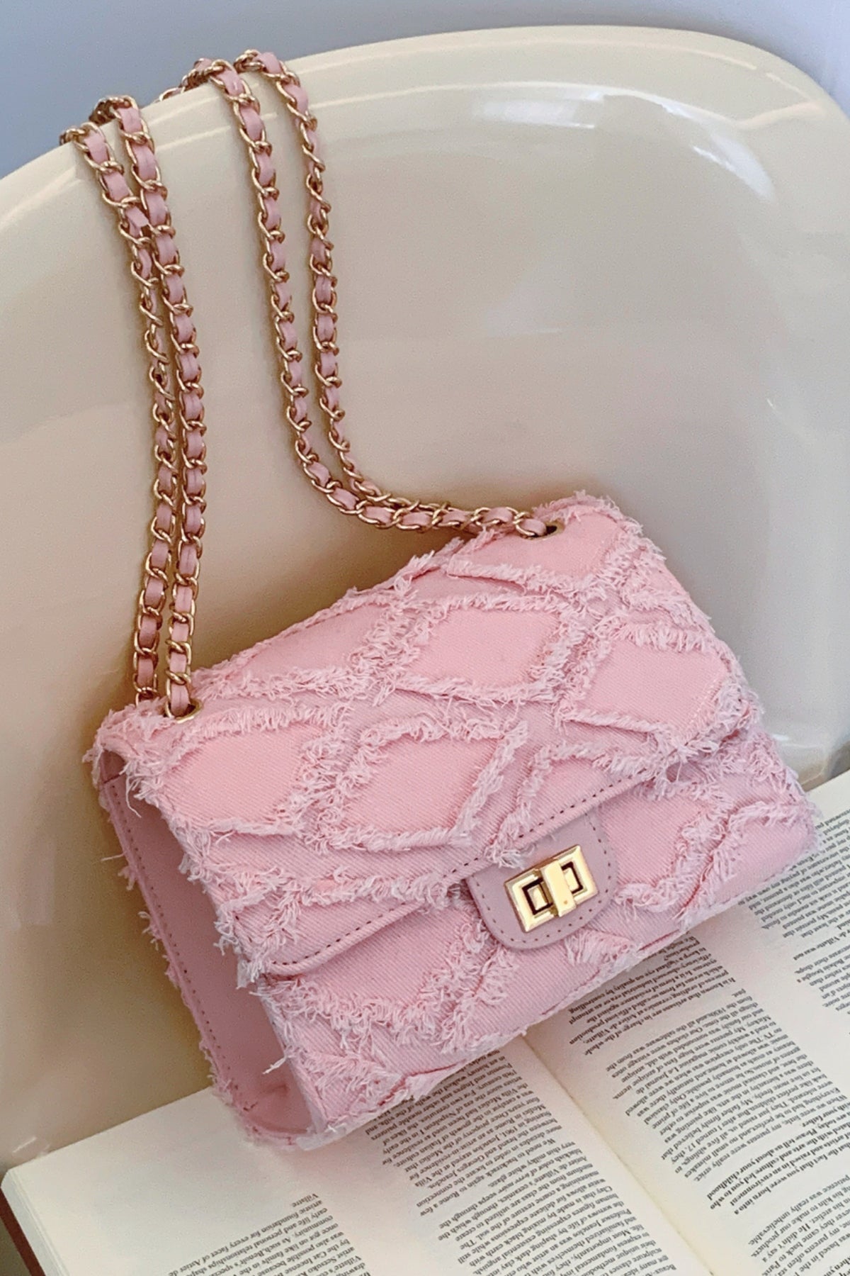 Umhängetasche aus Denim mit ungesäumtem Saum