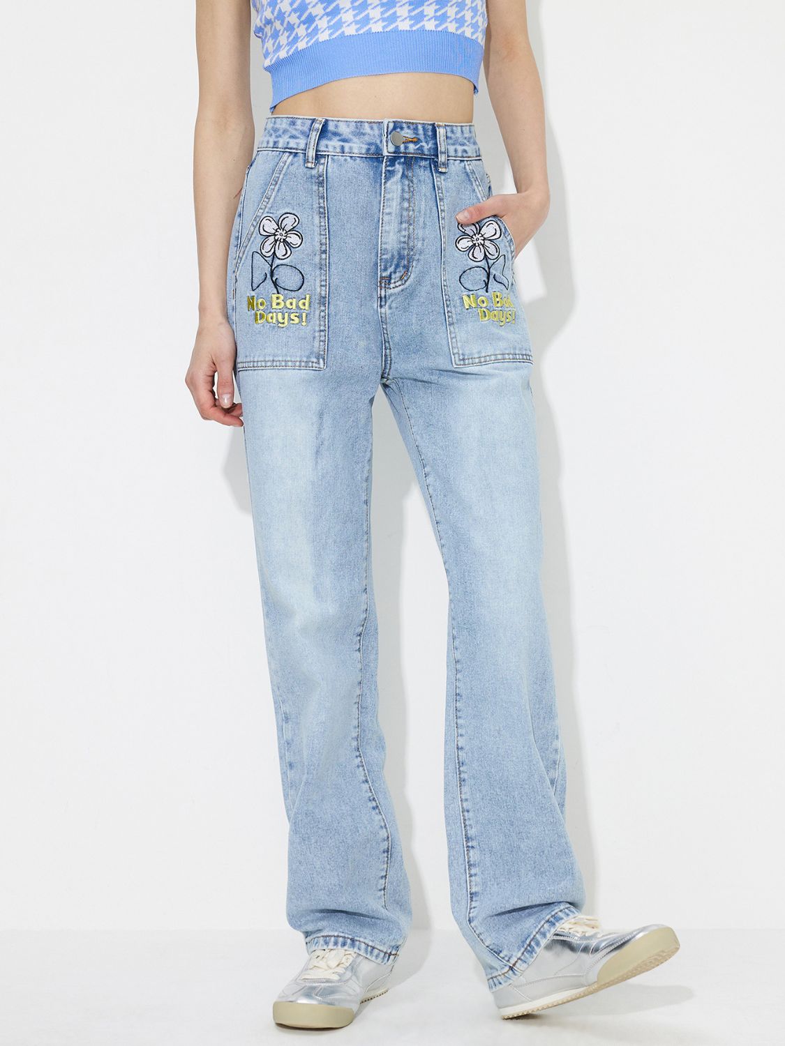 Jeans mit hohem Bund und geradem Bein und Blumenmuster und Taschen