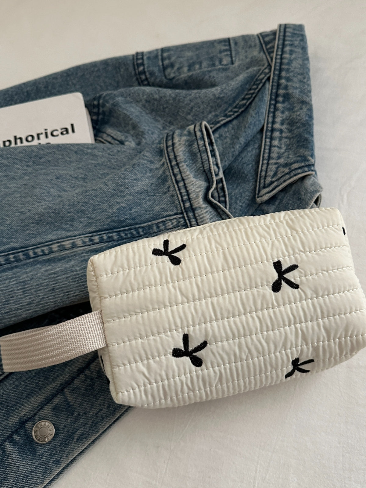 Armband mit kontrastierender Textur und Schleife