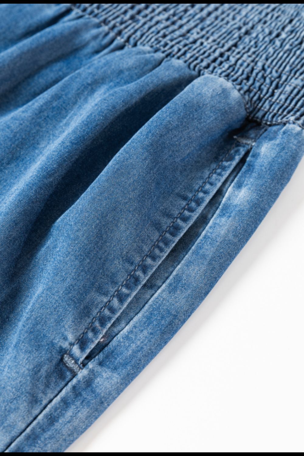 Gesmoktes Jeanskleid mit weitem Bein