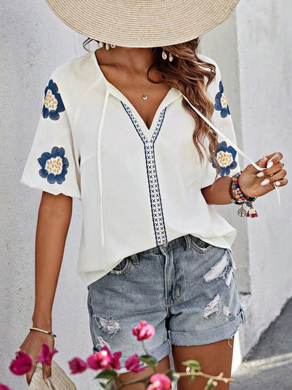 Bestickte Bluse mit Puffärmeln und Schleife am Hals
