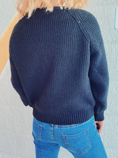 Strickjacke mit Zopfmuster und V-Ausschnitt sowie Knopfleiste und langen Ärmeln