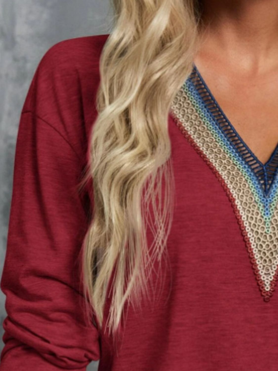 Langärmliges T-Shirt mit V-Ausschnitt