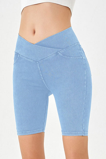 Basic Bae – Jeansshorts mit asymmetrischer Taille und Taschen