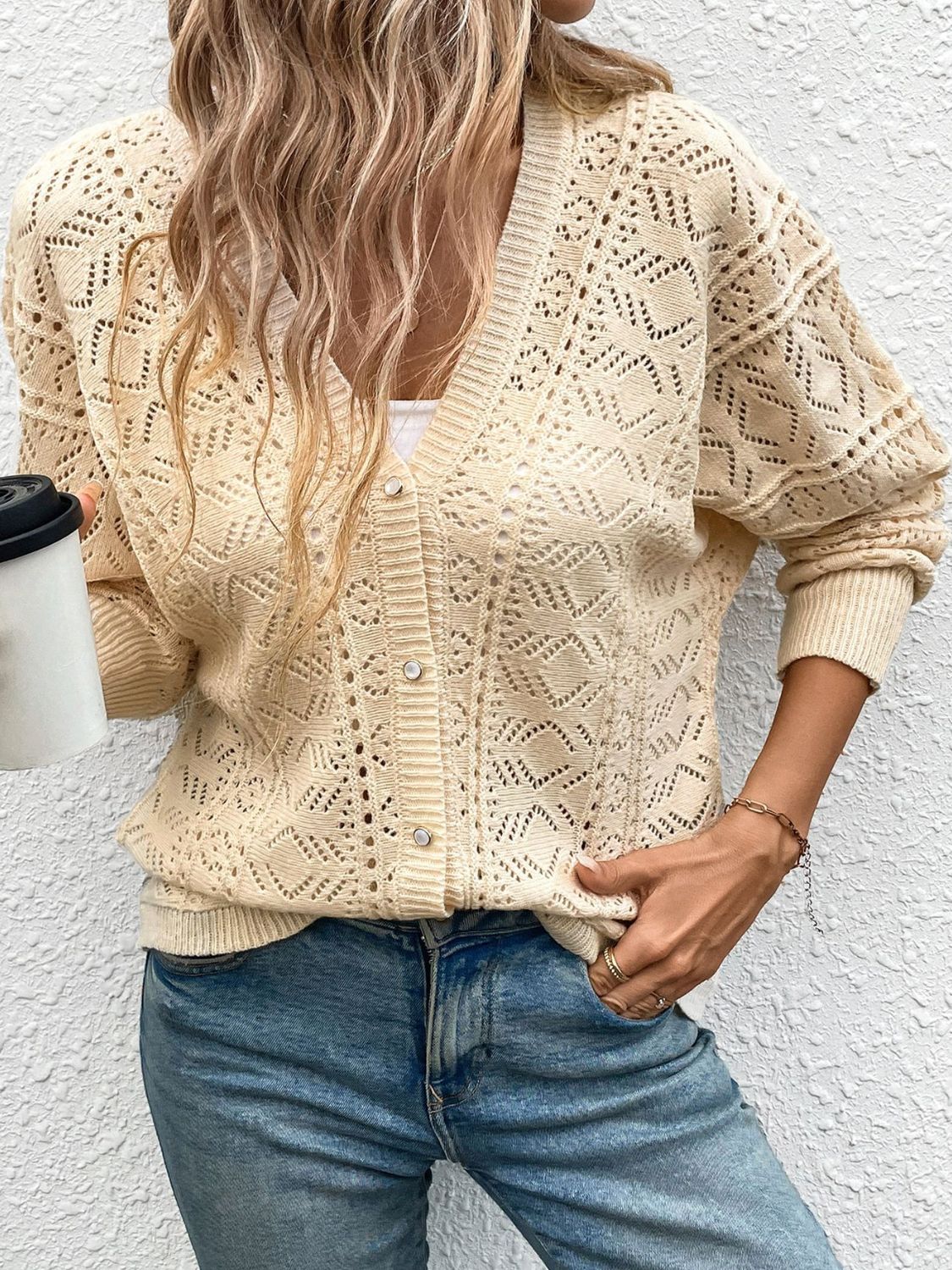 Durchbrochene Strickjacke mit Knöpfen und langen Ärmeln