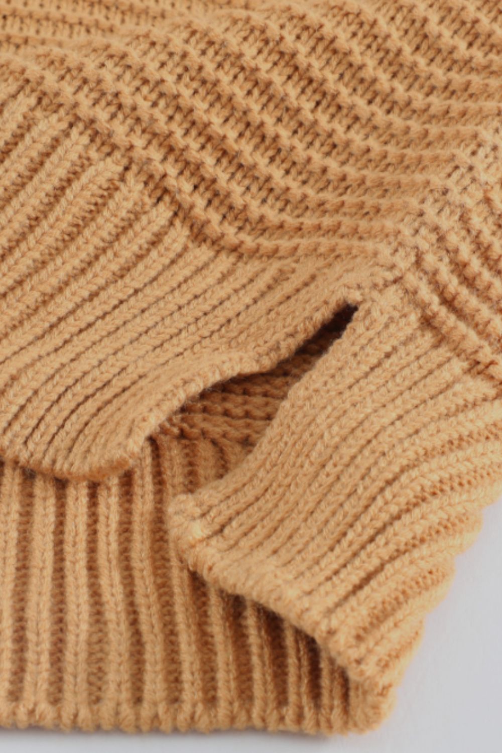 Rollkragenpullover mit langen Ärmeln und seitlichem Schlitz