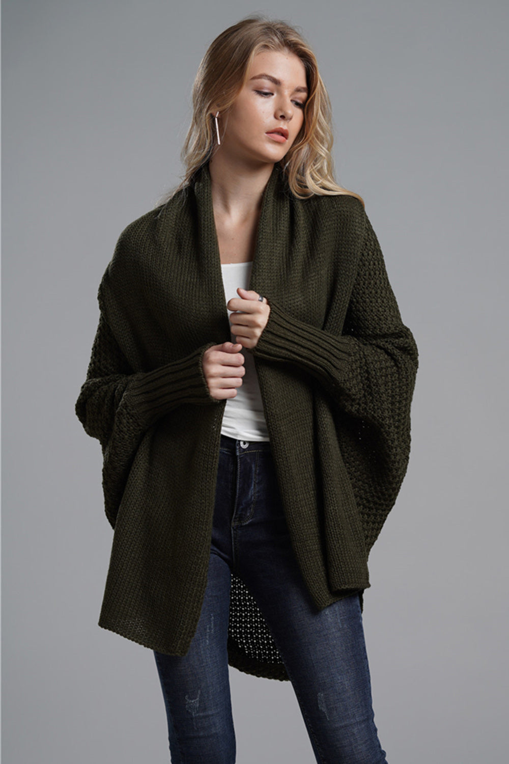 Strickjacke mit offenen Fledermausärmeln vorne