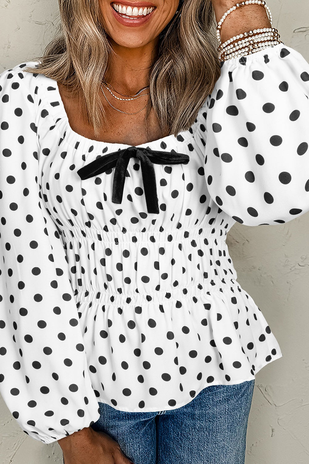 Langärmlige Bluse mit Schleife und Polka Dots und quadratischem Ausschnitt