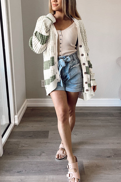 Gestreifte Strickjacke mit Knopfleiste