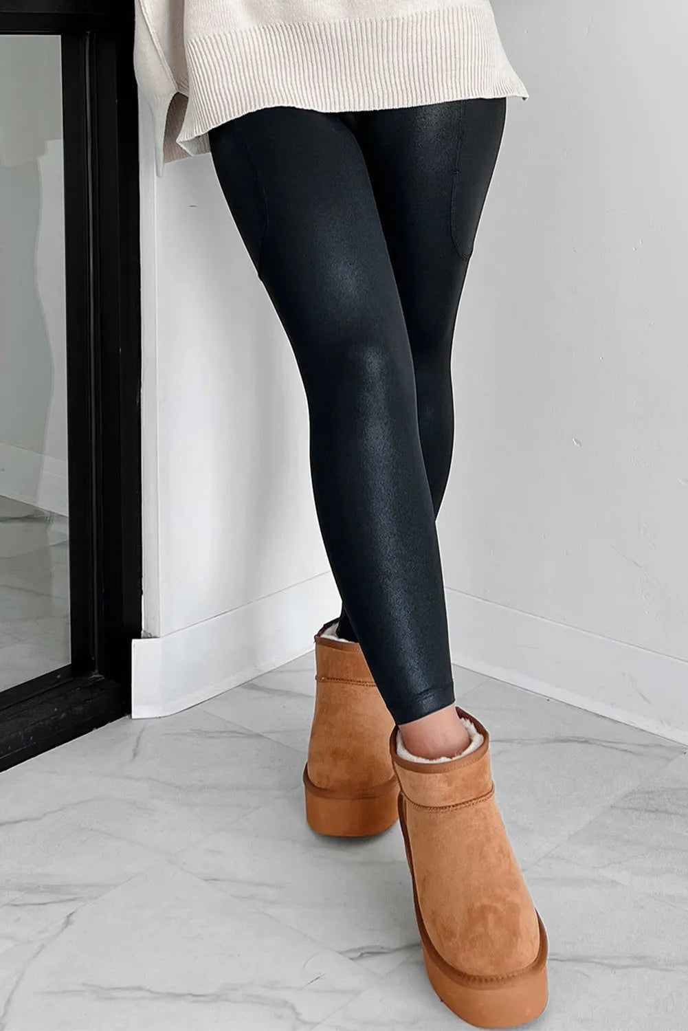 Leggings mit V-Ausschnitt und Taschen
