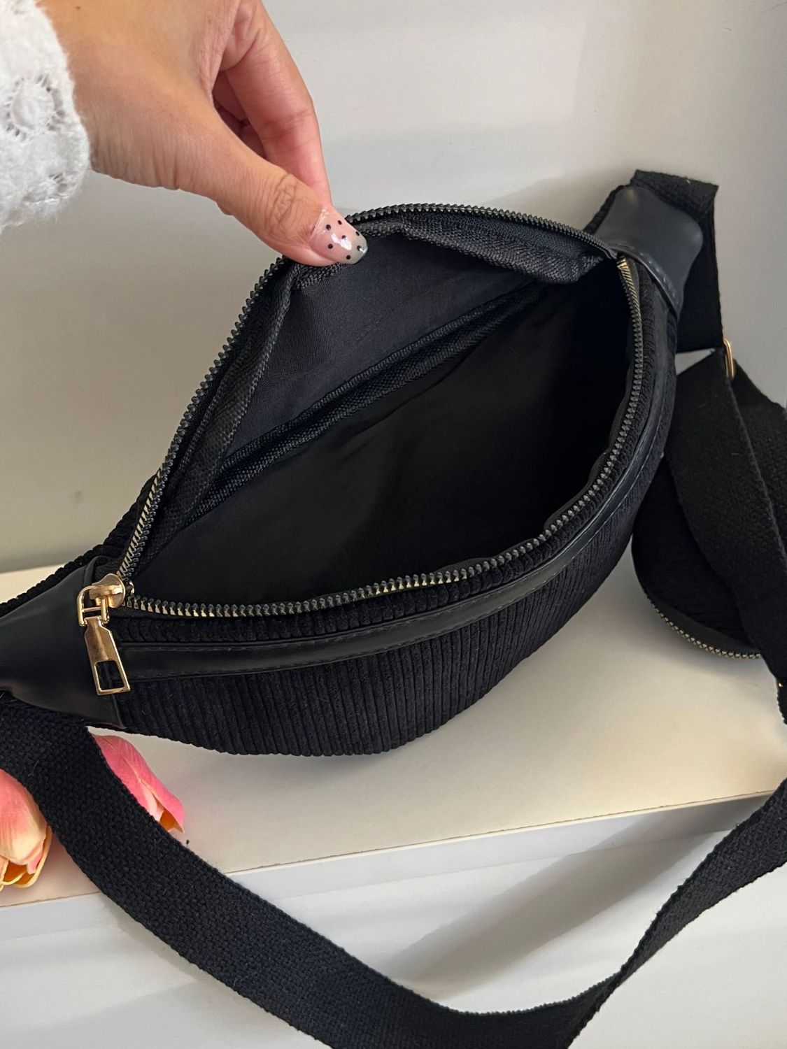 Umhängetasche aus Cord mit verstellbarem Riemen und Beutel