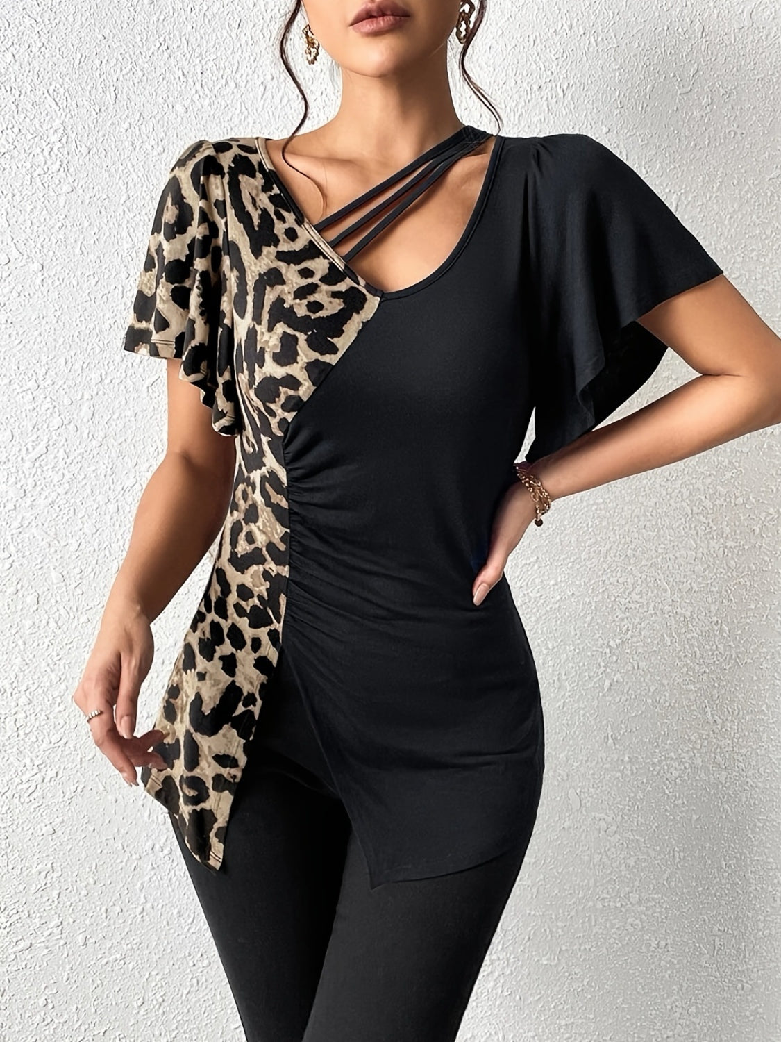 T-Shirt mit gerüschtem Leopardenmuster und Flatterärmeln