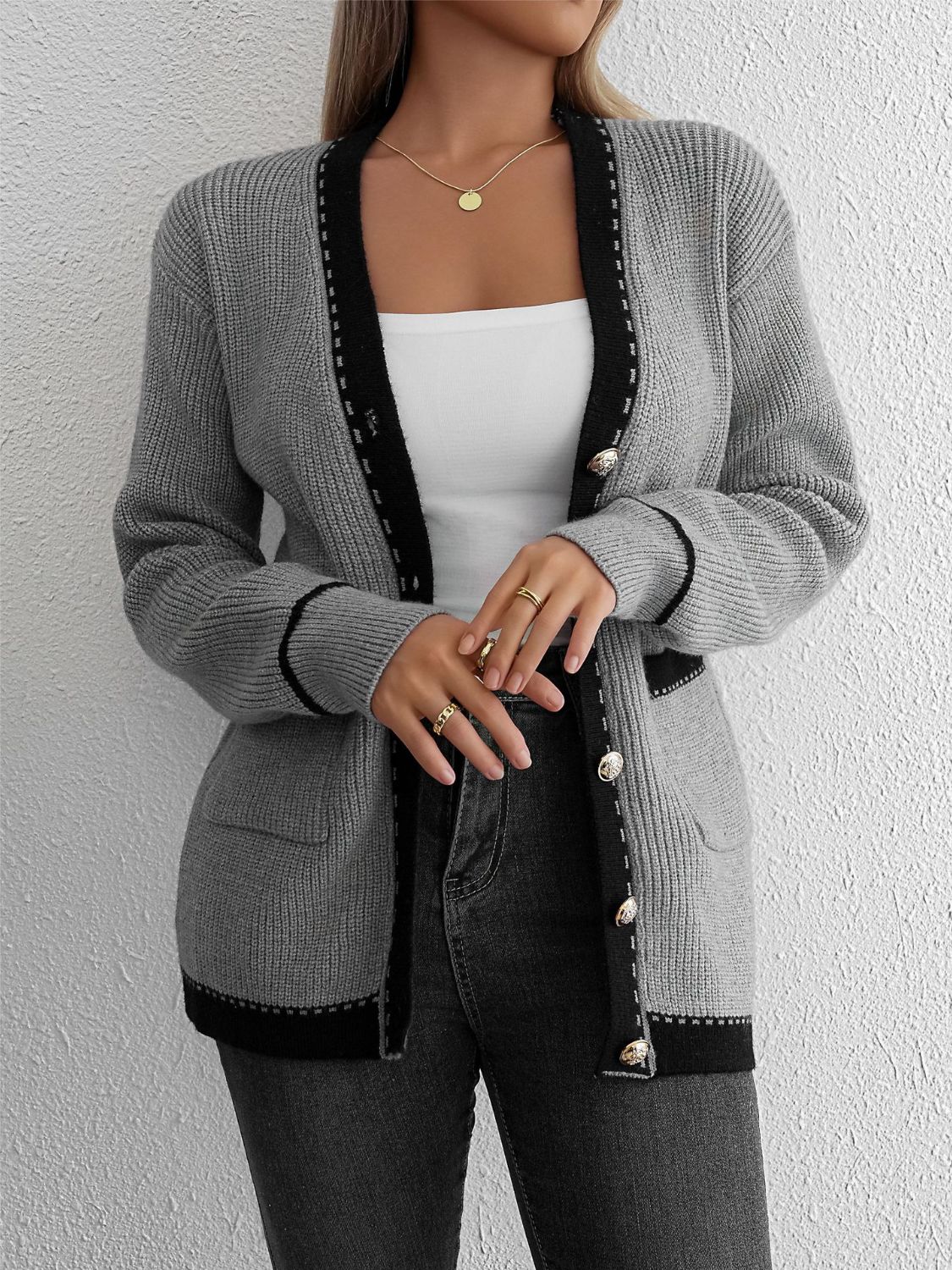 Langärmlige Strickjacke mit Kontrastbesatz und Knopfleiste