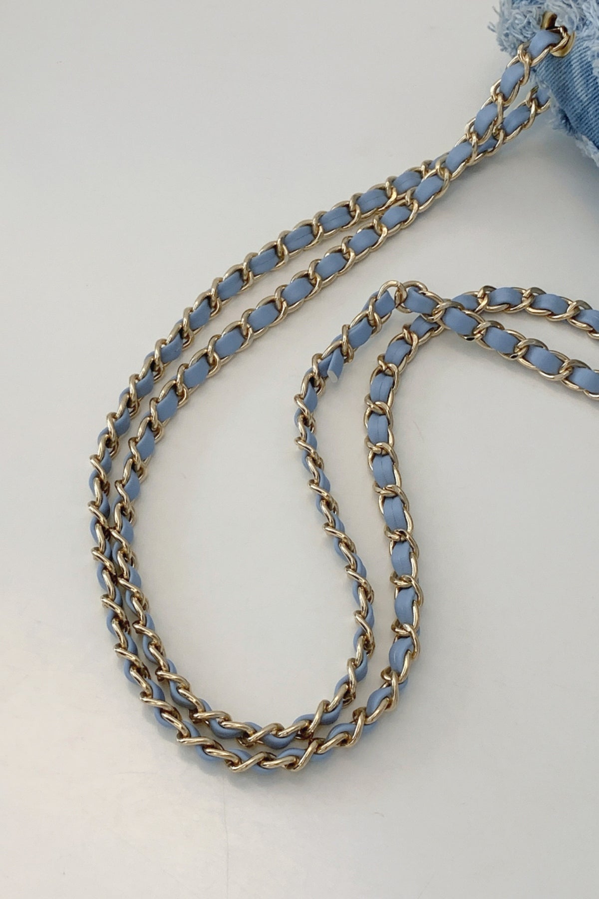 Umhängetasche aus Denim mit ungesäumtem Saum