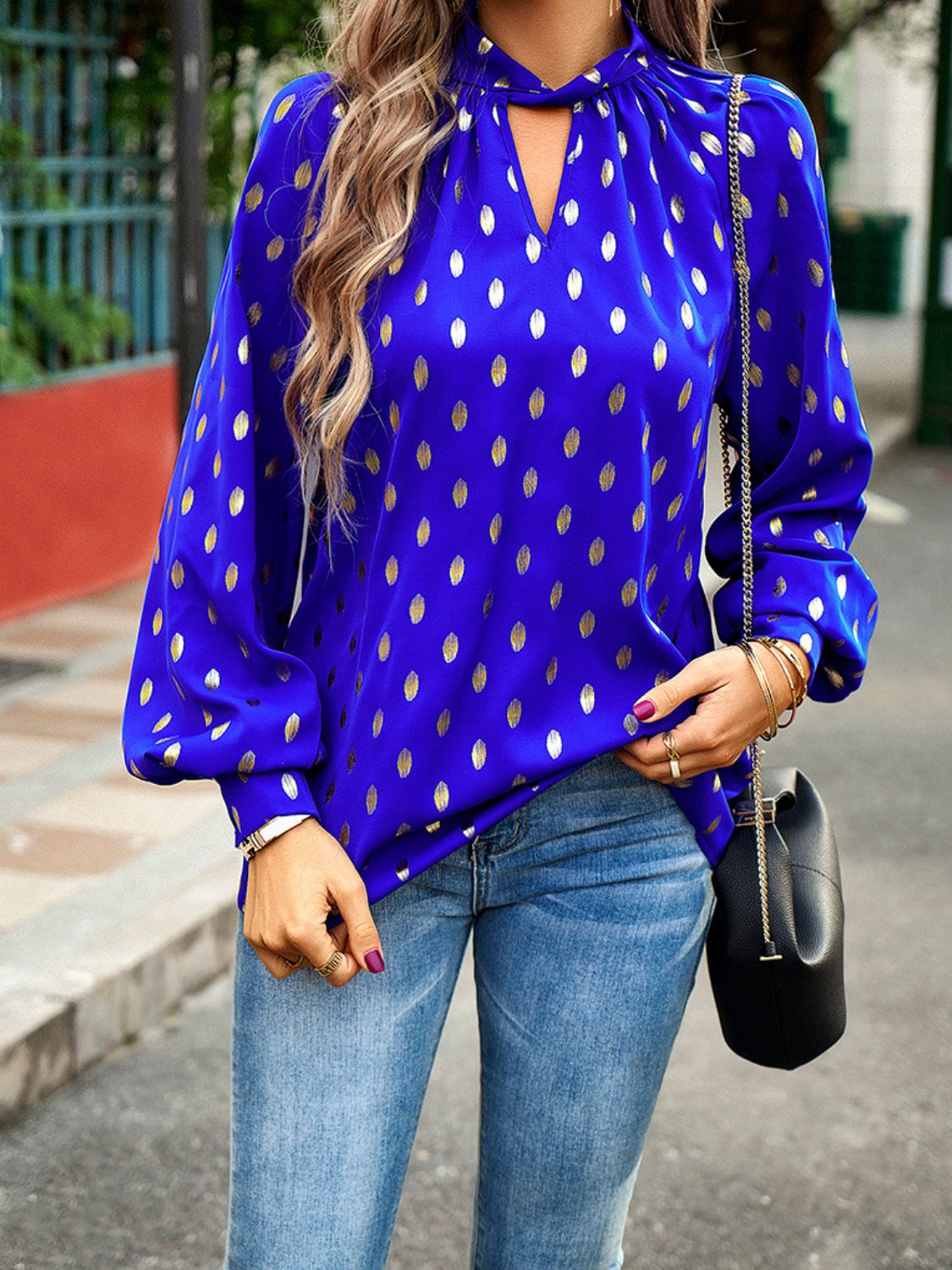 Blusa con mangas farol y escote simulado