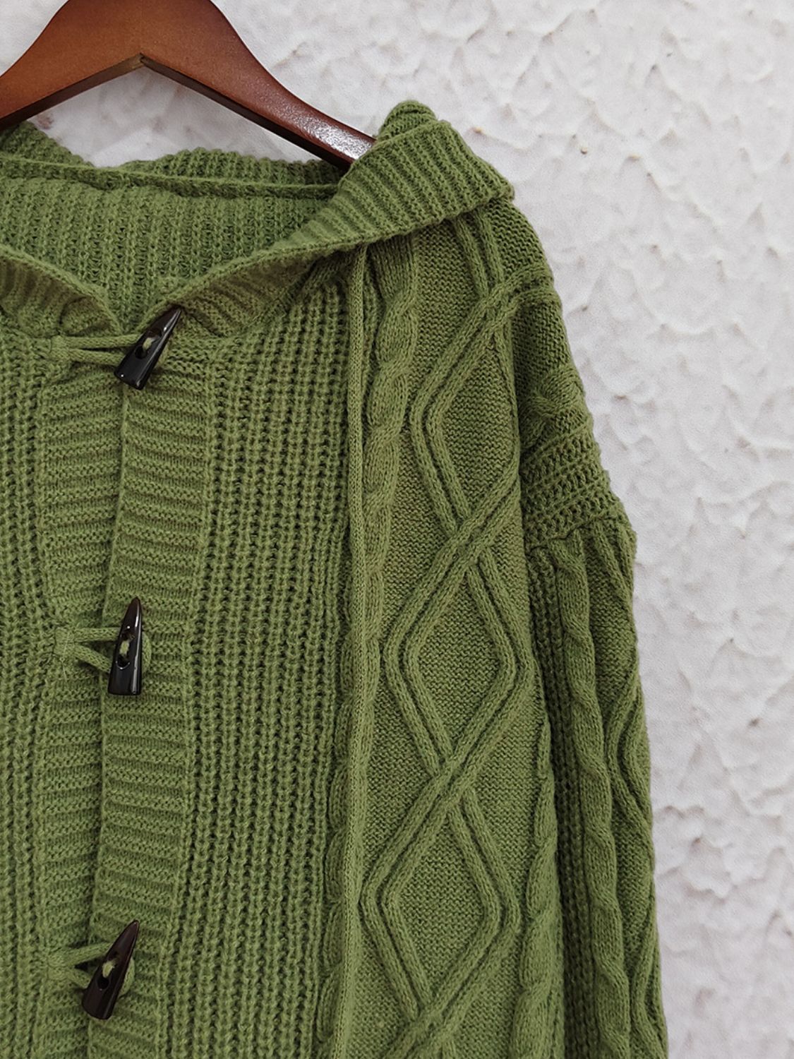 Langärmlige Strickjacke mit Kapuze und Zopfmuster
