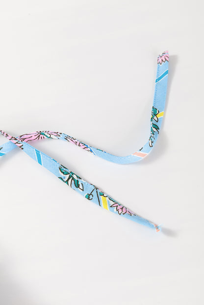 Bluse mit gesmoktem Blumenmuster und Schleife am Hals