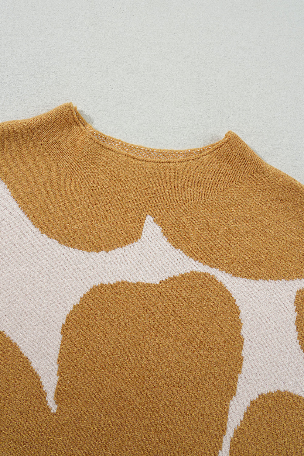 Pullover mit Stehkragen und kurzen Ärmeln und Blumenmuster in Kontrastfarbe