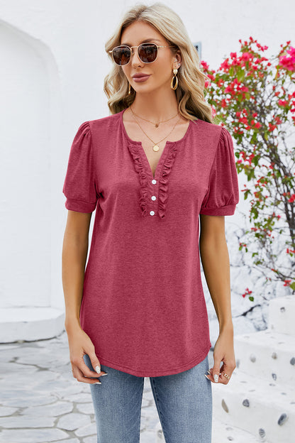 Blusa de manga corta con muescas y volantes
