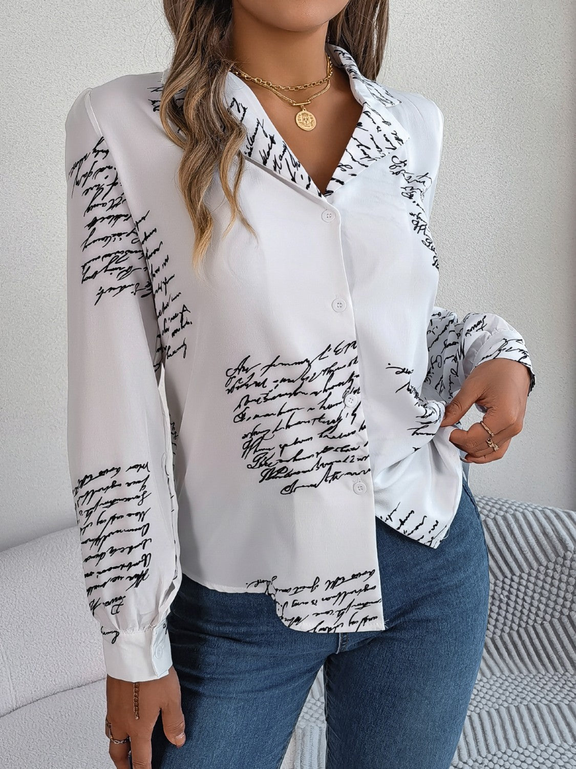 Langärmlige Bluse mit Buchstaben-Print und Knopfleiste