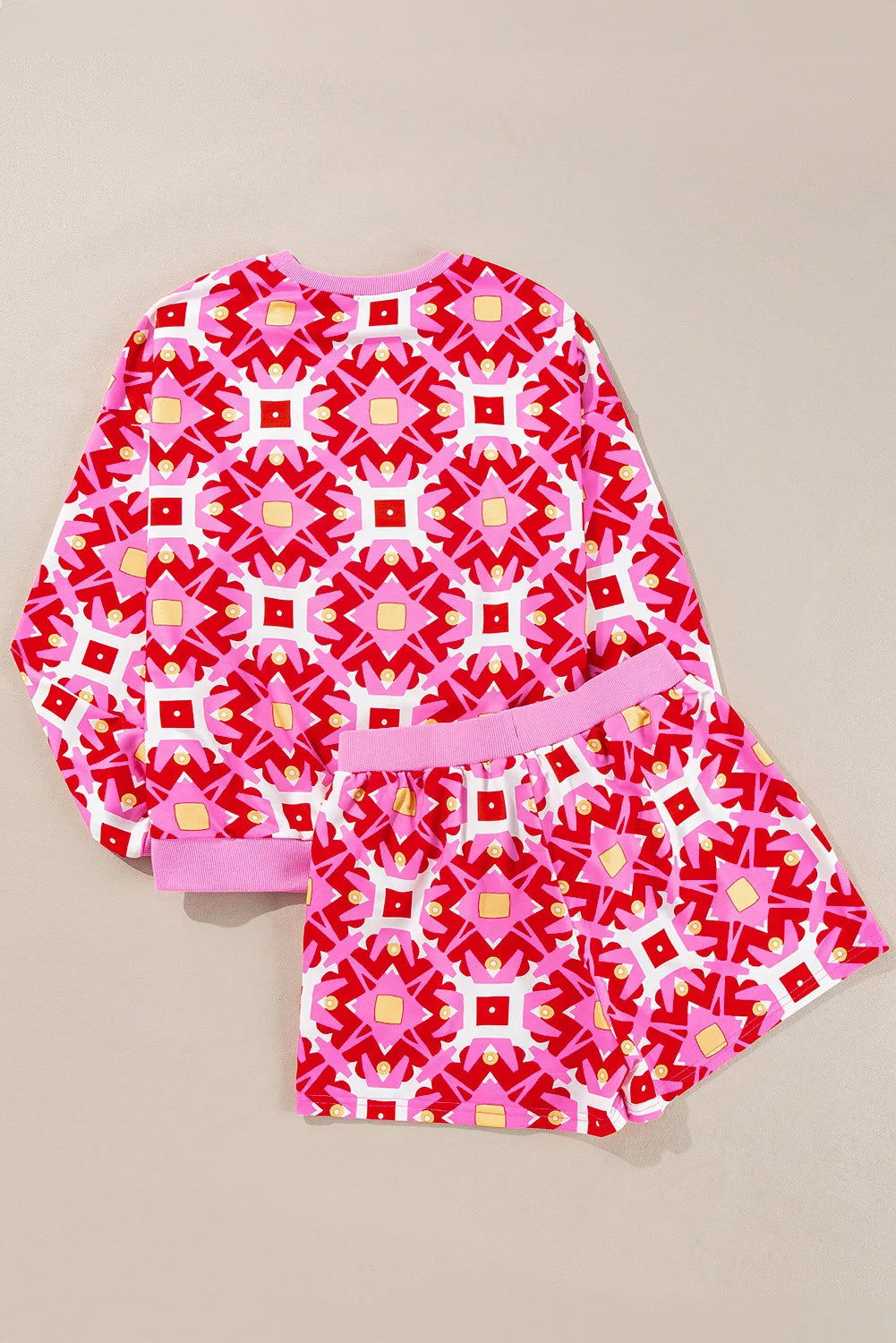 Set aus Oberteil und Shorts mit geometrischem Rundhalsausschnitt